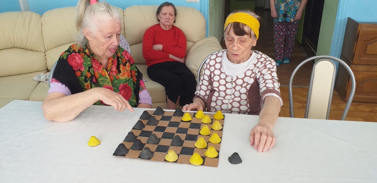 Развлечение для старичков. Развлечения для пожилых людей. Игрушки для пожилых людей с деменцией. Интернат для пожилых людей с деменцией. Занятия с пожилыми людьми с деменцией.