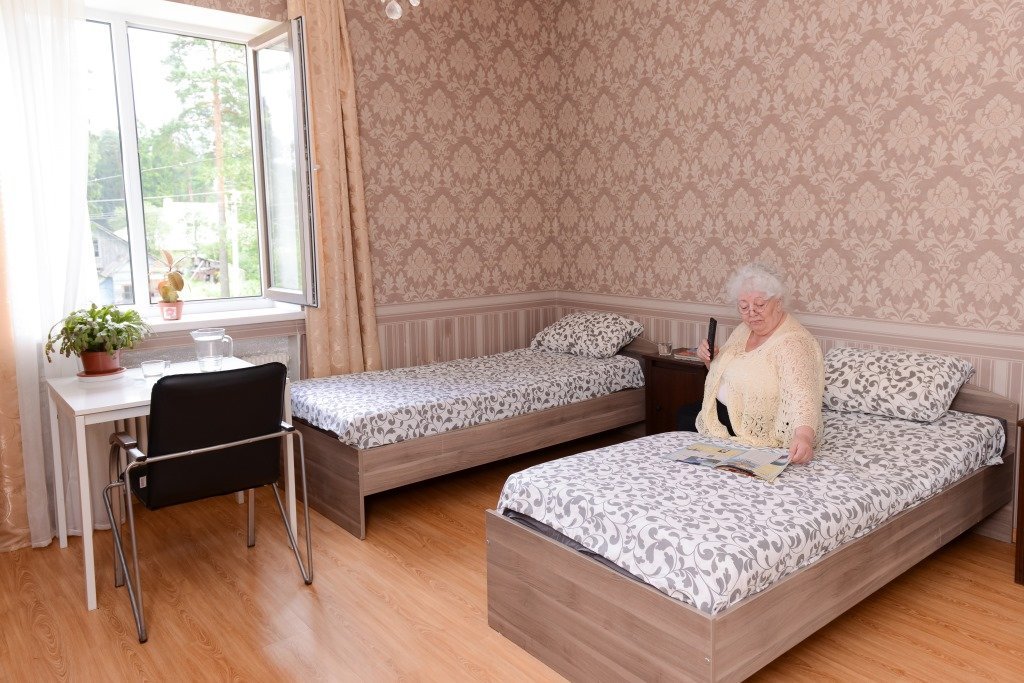 Комната пенсионера. Комната пожилого человека. Комната в доме престарелых. Комната в пансионате для престарелых.