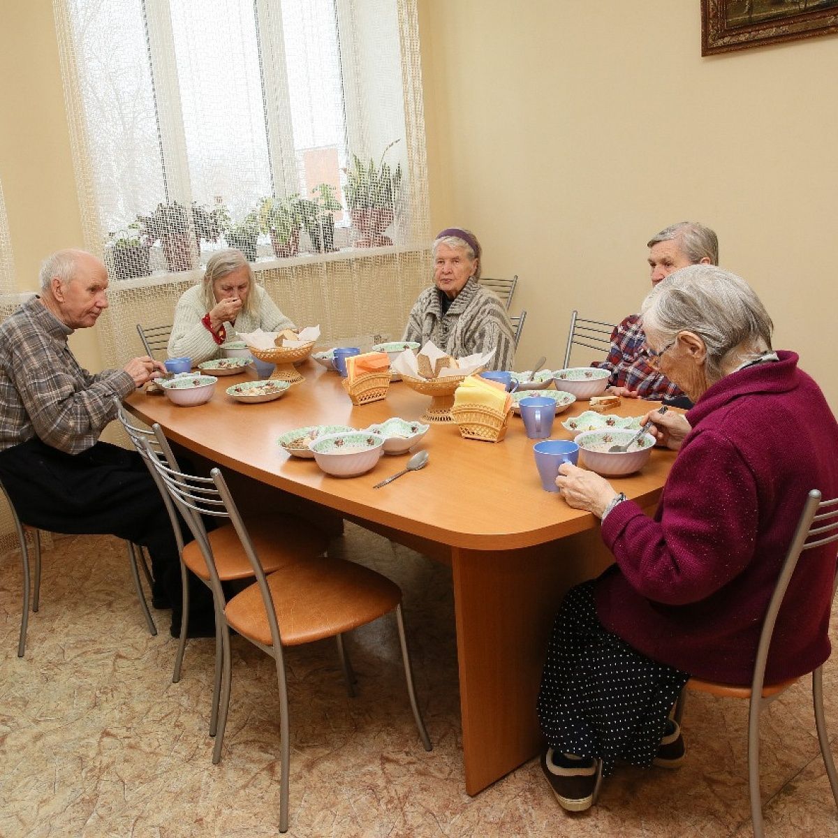 Дома престарелых в спб и ленинградской области. Жёлтый крест пансионат для престарелых. Частный дом престарелых. Интернат для престарелых. Интернат для пожилых.
