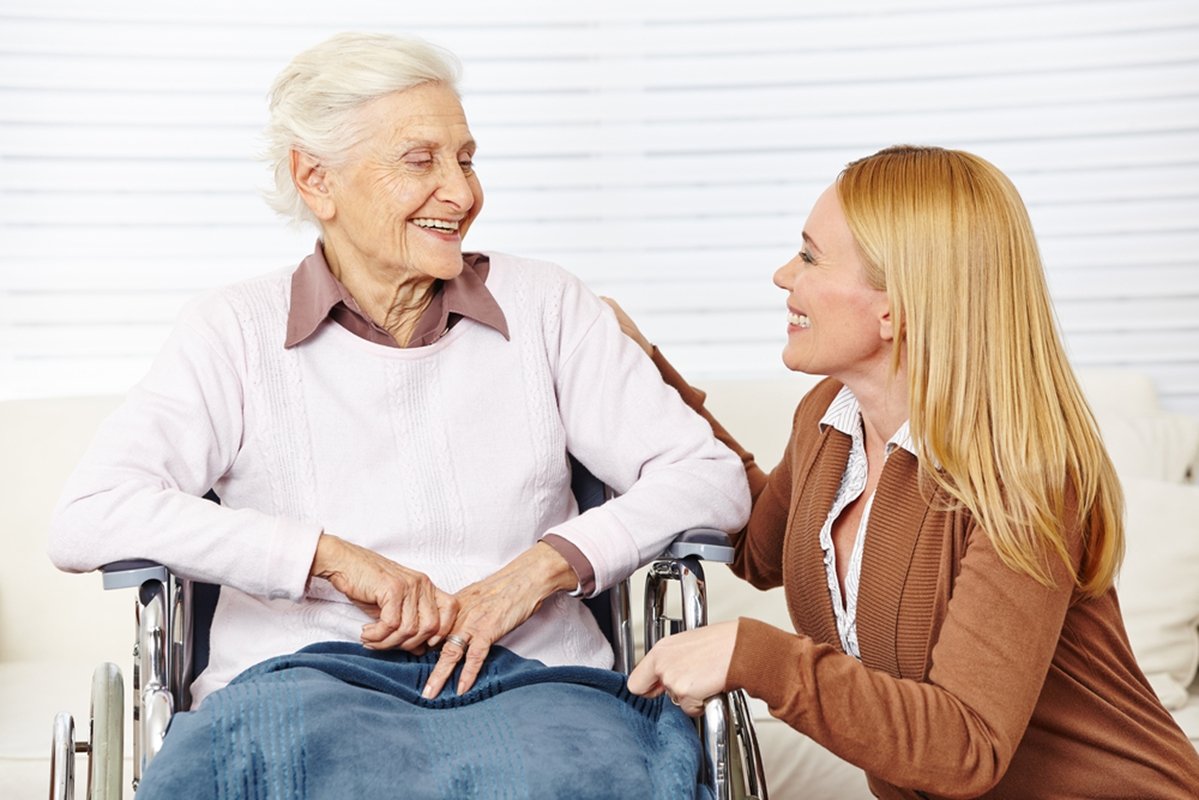 Уход за пожилыми 80 лет свой дом. Забота о пожилых людях. Пожилые и инвалиды. Социальное обеспечение пожилых людей. Пожилые люди и инвалиды.