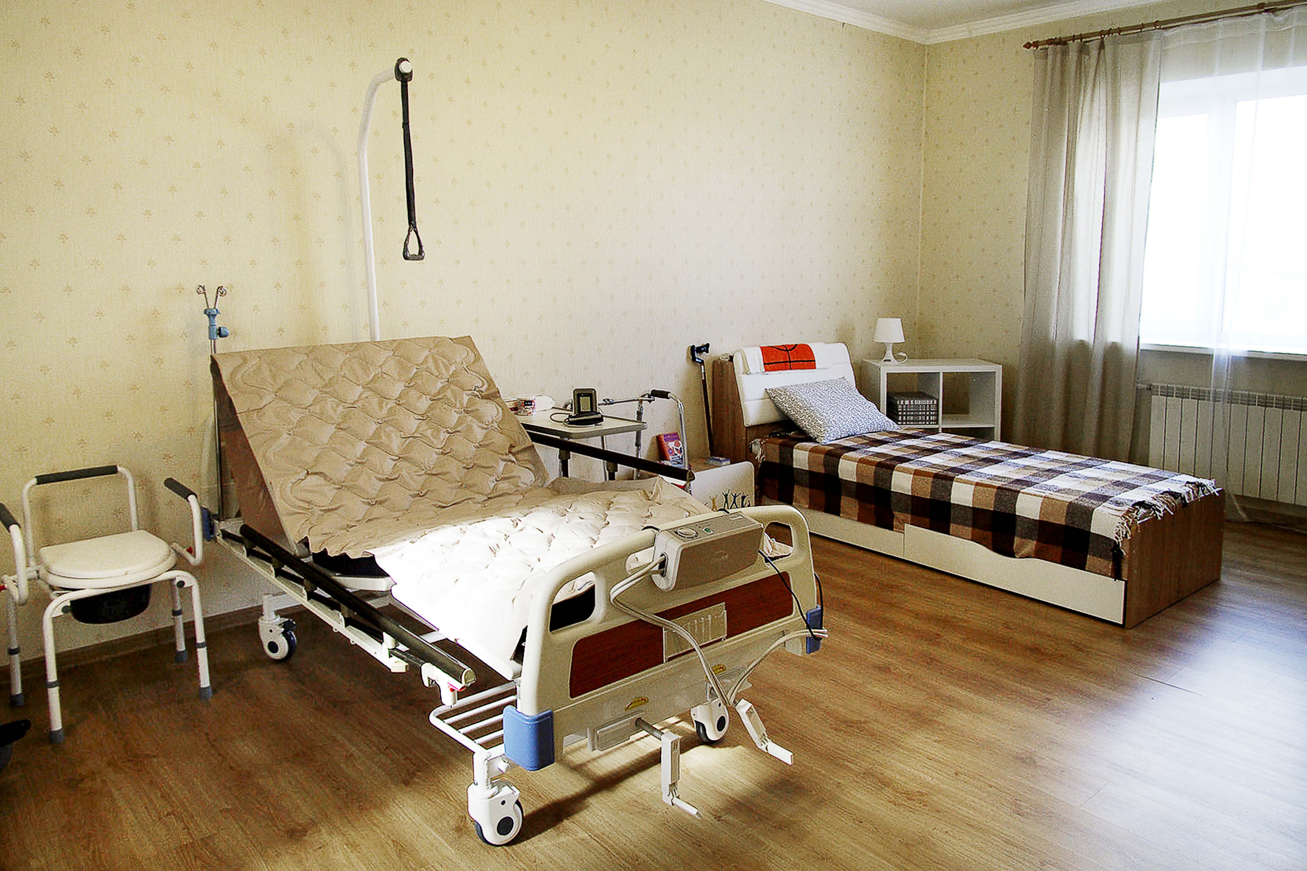Хостел для лежачих больных доброта. Юсуповская больница в Москве реабилитационный центр. Комната для лежачих больных. Комната лежачего больного. Кровать для пожилых людей.