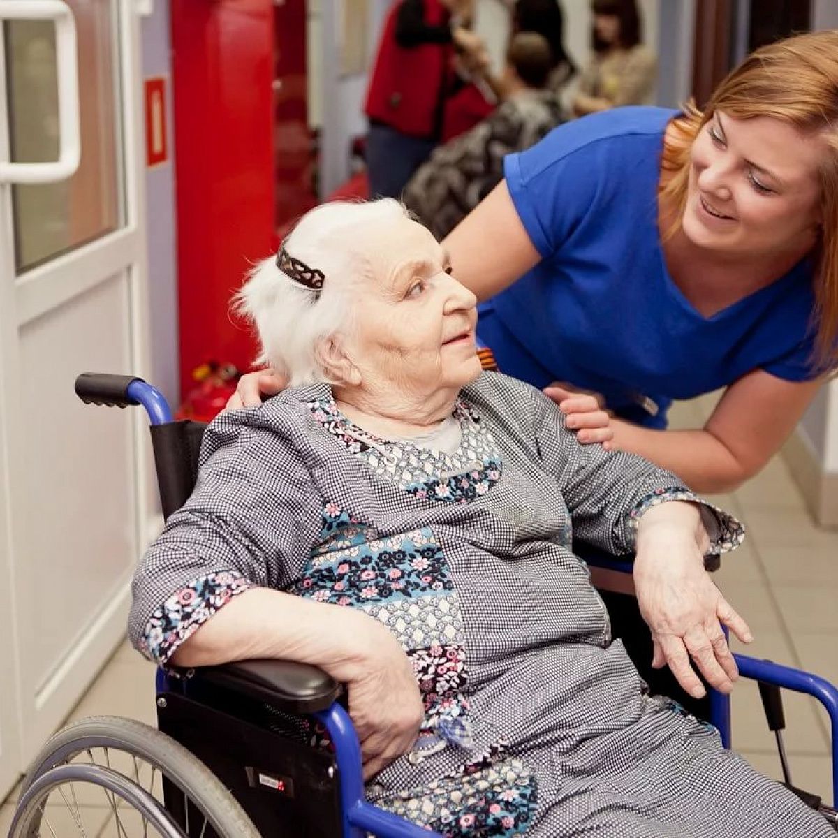 Волонтеры с инвалидностью. Пансионат в Пушкино для престарелых. Пожилые и инвалиды. Люди с ограниченными возможностями пожилые. Волонтеры и инвалиды.